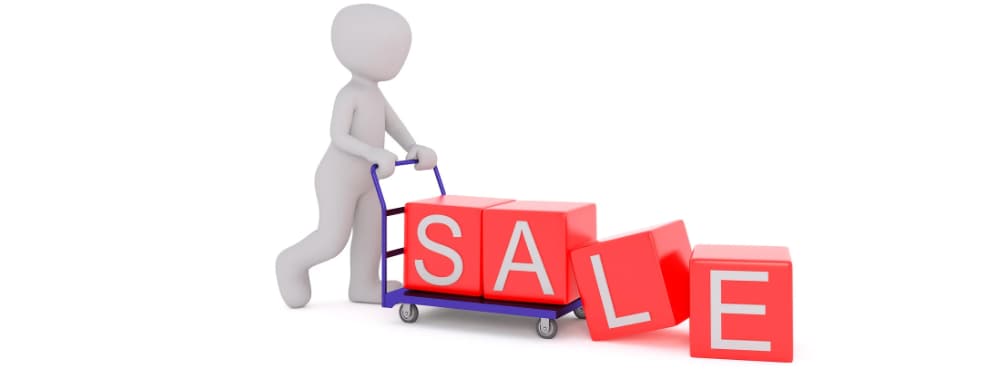 Röda block med bokstäver som stavar SALE