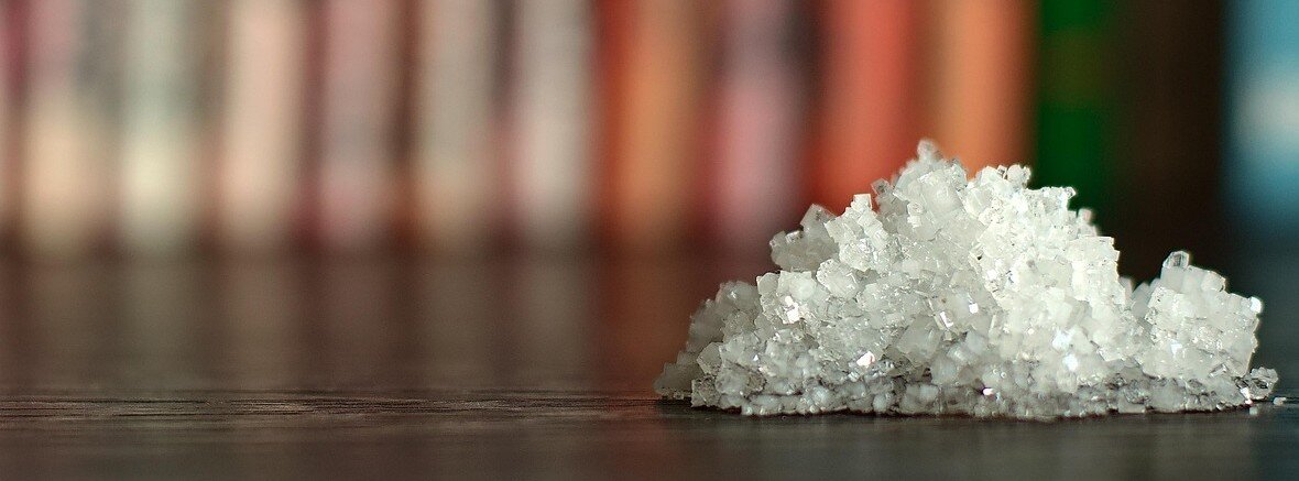 En hög med salt på ett bord