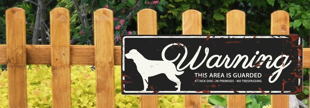 Staket med varningsskylt