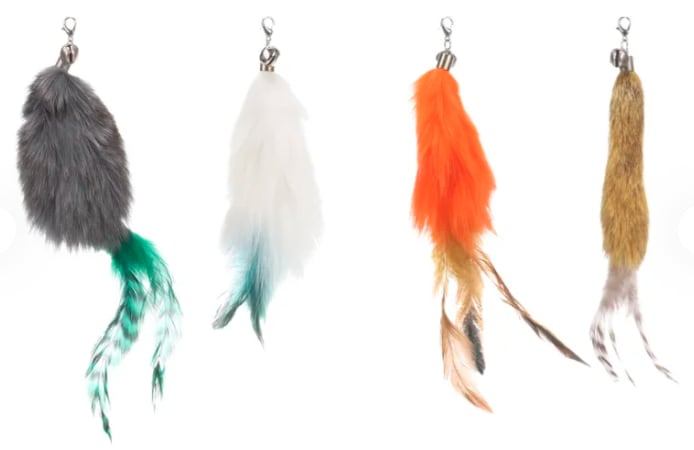 Dangler med plyschpäls och fjädrar